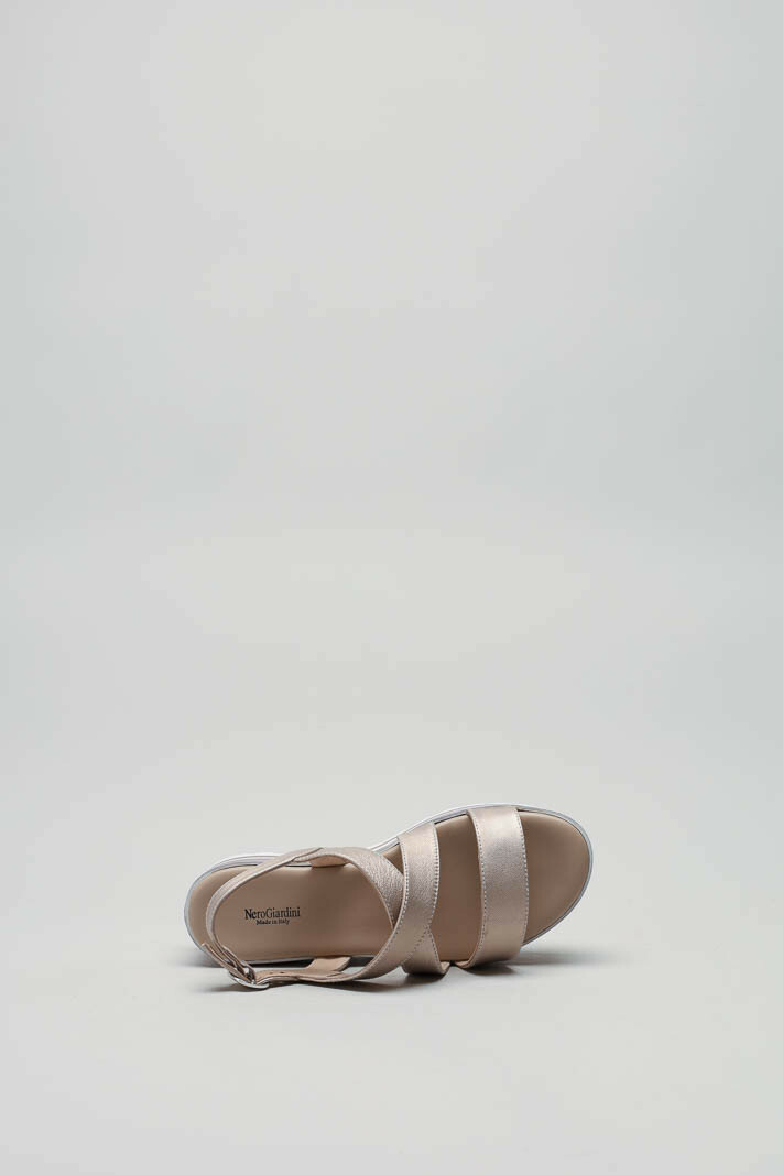 Taupe Sandaal plat image