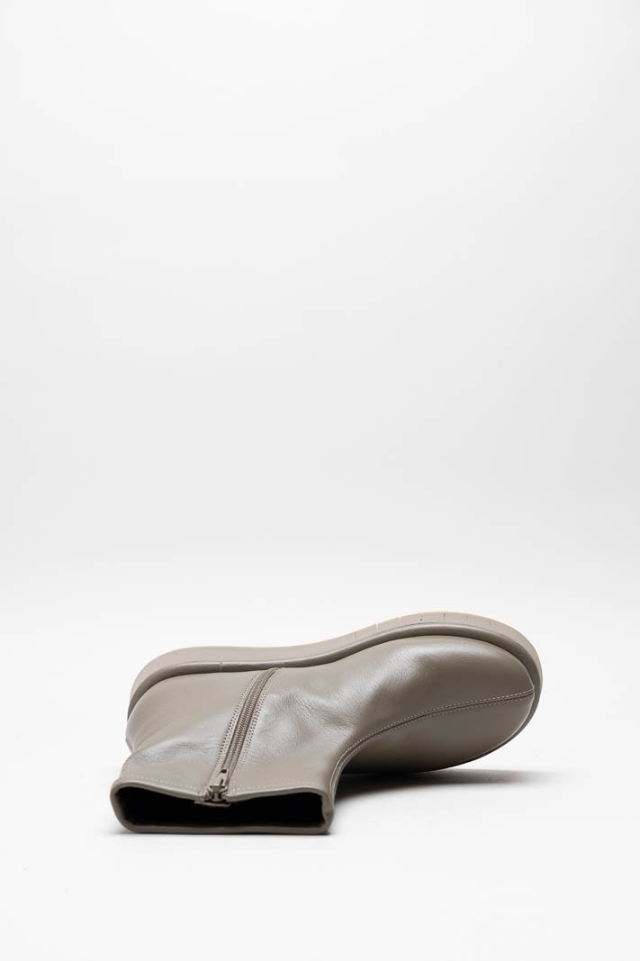 Taupe Enkellaars plat image