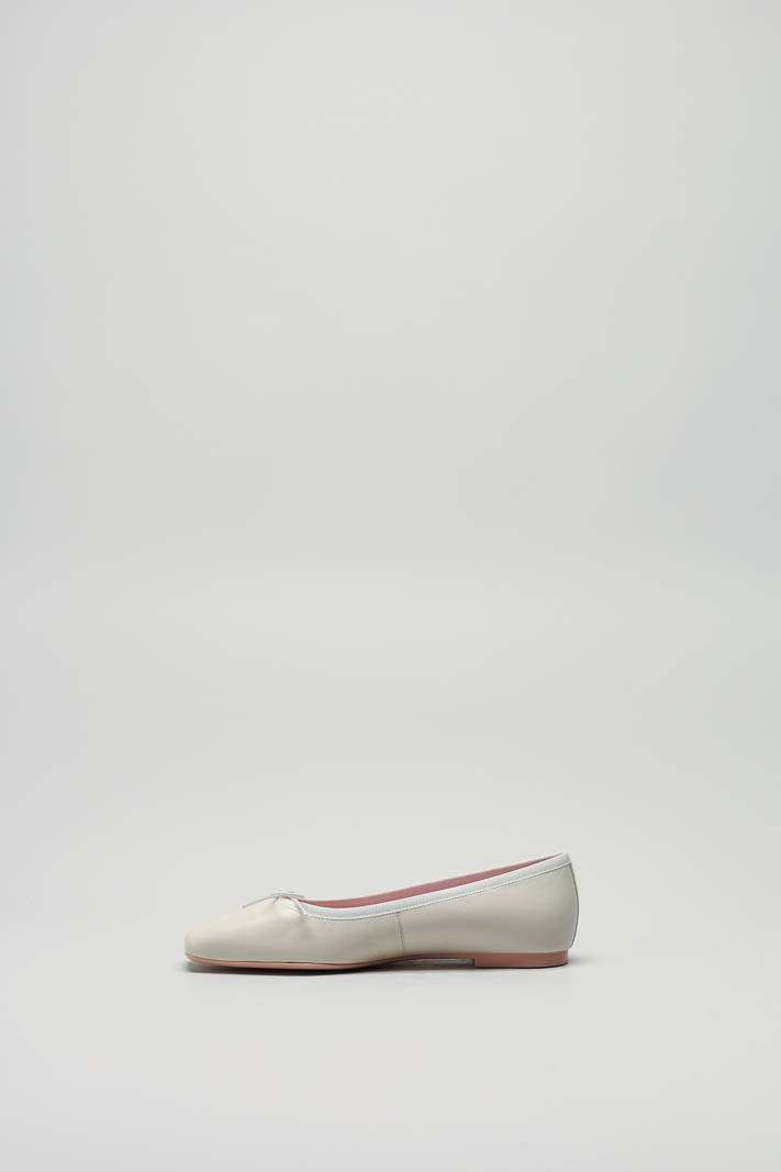 Lichtbeige Ballerina image