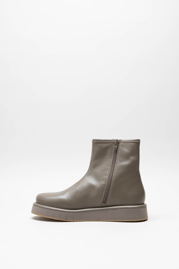 Taupe Enkellaars plat image